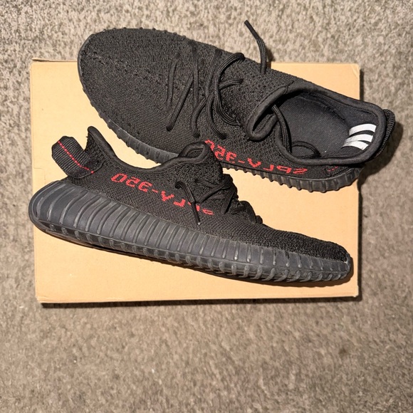 Yeezy sneakers - Picture 2 of 3